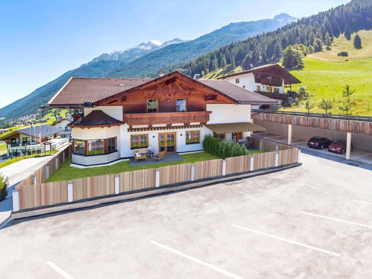 Apartment In Stubai Valley With Balcony ノイシュティフト・イム・シュトゥーバイタール エクステリア 写真