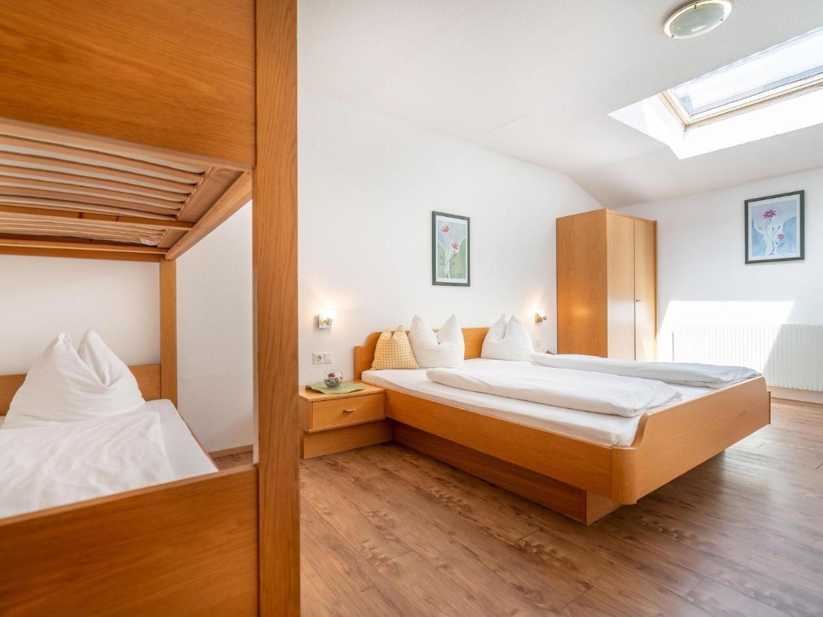 Apartment In Stubai Valley With Balcony ノイシュティフト・イム・シュトゥーバイタール エクステリア 写真